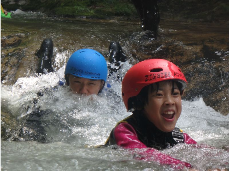 [群马水上]充满自然气息的半日家庭溪降冒险！旅游照片免费の紹介画像