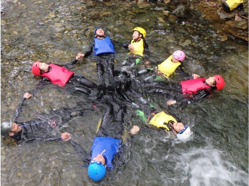 [群马水上]充满自然气息的半日家庭溪降冒险！旅游照片免费の紹介画像