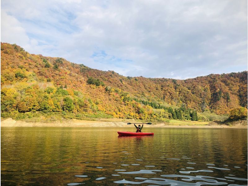 【東北・山形】白川湖カヌーツアー！秋の美しい紅葉を★ガイド付き2時間コースで初心者・ファミリーも安心＆写真プレゼントの紹介画像