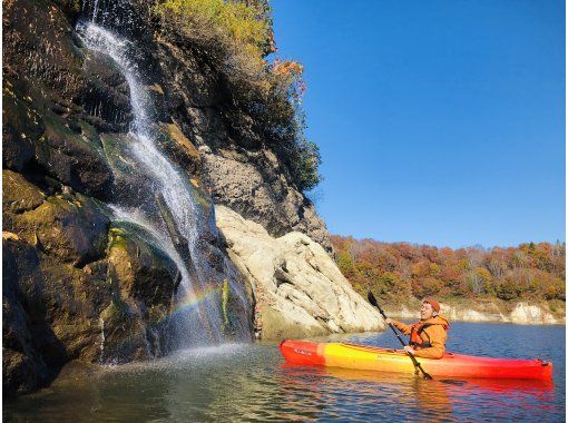 【東北・山形】白川湖カヌーツアー！秋の美しい紅葉を★ガイド付き2時間コースで初心者・おひとりでも安心＆写真プレゼント