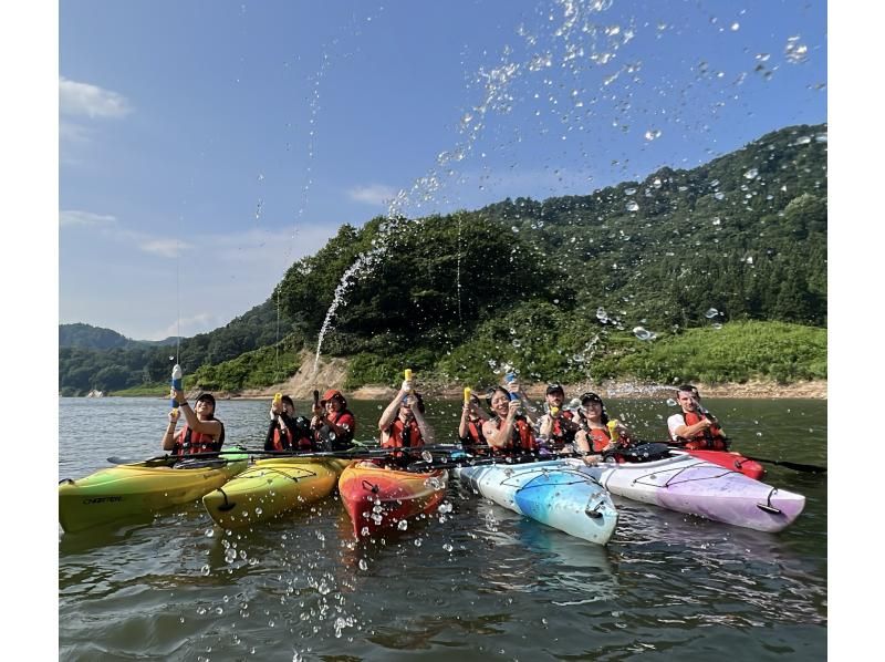 【東北・山形】白川湖カヌーツアー！暑い夏こそ水遊び★ガイド付き2時間コースで初心者・ファミリーも安心＆写真プレゼントの紹介画像