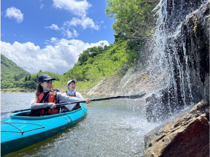 【東北・山形】白川湖カヌーツアー！爽やかな初夏の湖を楽しもう★ガイド付き2時間コースで初心者・ファミリーも安心＆写真プレゼントの紹介画像