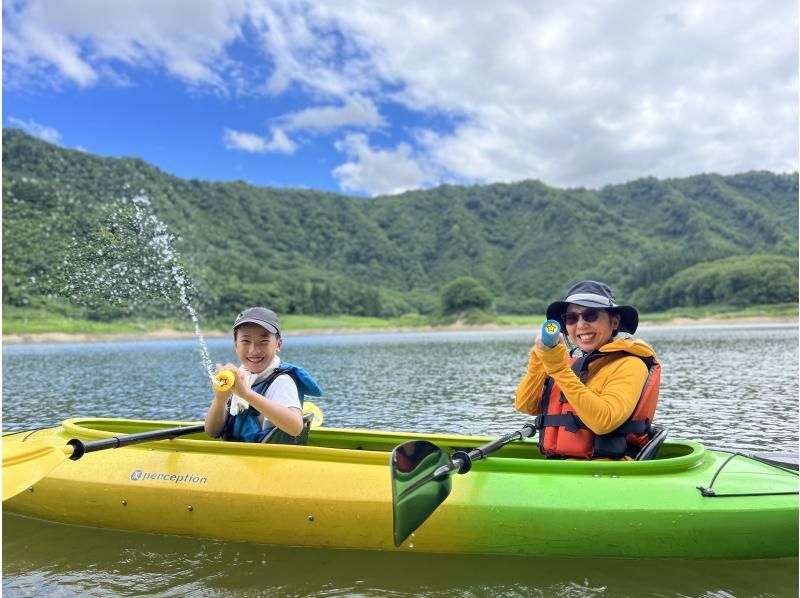 【東北・山形】白川湖カヌーツアー！爽やかな初夏の湖を楽しもう★ガイド付き2時間コースで初心者・ファミリーも安心＆写真プレゼントの紹介画像