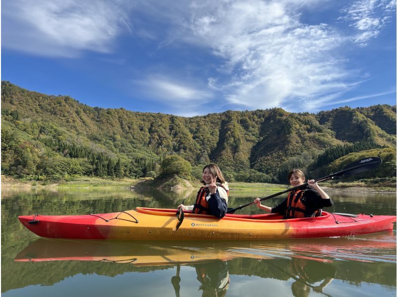 【東北・山形】白川湖カヌーツアー！爽やかな初夏の湖を楽しもう★ガイド付き2時間コースで初心者・ファミリーも安心＆写真プレゼントの紹介画像