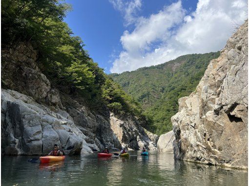 【山形・小国】赤芝峡カヌーツアー！迫る山肌と峡谷を流れる冒険アドベンチャー（ガイド付2時間ツアー、経験者向け）