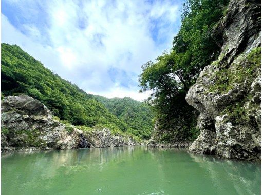 【山形・小国】赤芝峡カヌーツアー！迫る山肌と峡谷を流れる冒険アドベンチャー（ガイド付2時間ツアー、経験者向け）