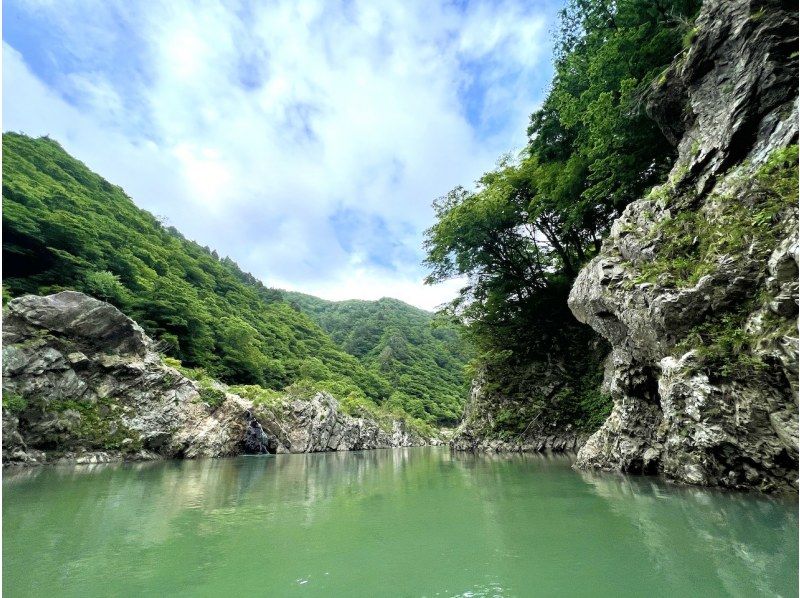 【山形・小国】赤芝峡カヌーツアー！迫る山肌と峡谷を流れる冒険アドベンチャー（ガイド付2時間ツアー、経験者向け）の紹介画像