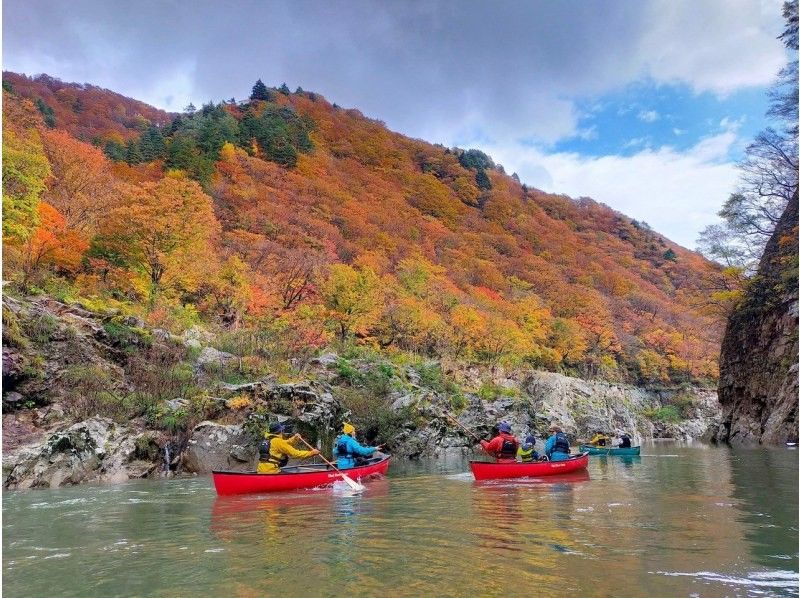 【山形・小国】赤芝峡カヌーツアー！迫る山肌と峡谷を流れる冒険アドベンチャー（ガイド付2時間ツアー、経験者向け）の紹介画像