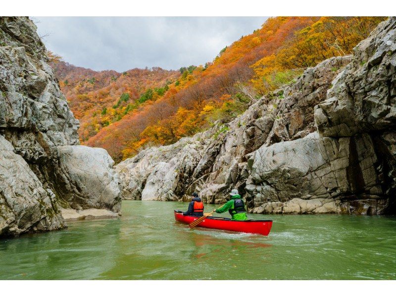 【山形・小国】赤芝峡カヌーツアー！迫る山肌と峡谷を流れる冒険アドベンチャー（ガイド付2時間ツアー、経験者向け）の紹介画像