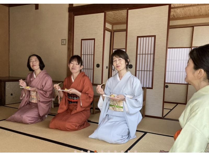 [石川/金泽]穿着和服体验茶道和日本手势の紹介画像