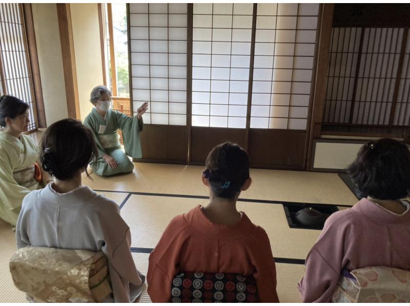 [อิชิกาวะ / คานาซาว่า] สัมผัสพิธีชงชาและท่าทางแบบญี่ปุ่นในชุดกิโมโนの紹介画像