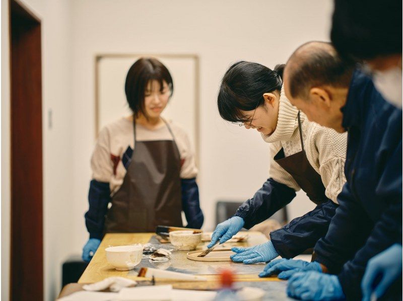 【福井・鯖江】伝統工芸・越前漆器の職人から学ぶ　木製トレーの拭き漆職人体験の紹介画像