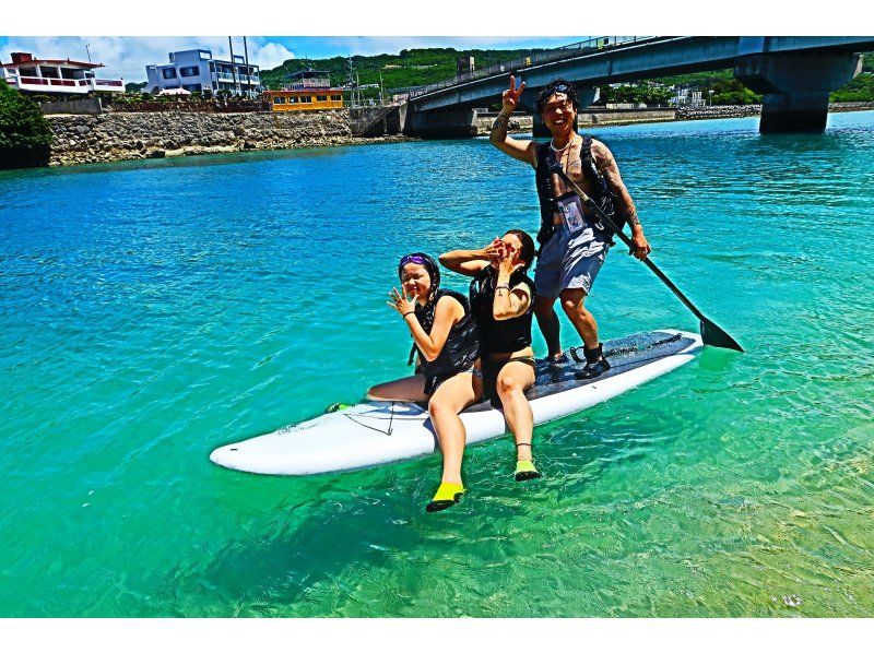 [Okinawa Oujima] "Only one group" Complete charter system ☆ Happy experience! A luxury plan of SUP & snorkel on a remote island that can be reached by car! High-definition camera photo present!の紹介画像