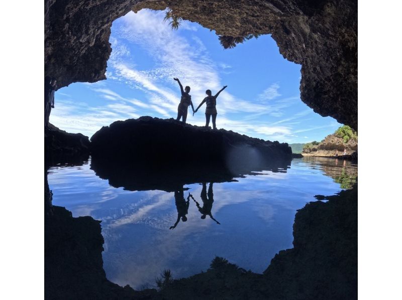 【石垣島】青の洞窟探検&ウミガメシュノーケル★4年連続ウミガメ遭遇率100%『1～5名の少人数制』体験時間1.5時間/写真・機材・送迎無料の紹介画像