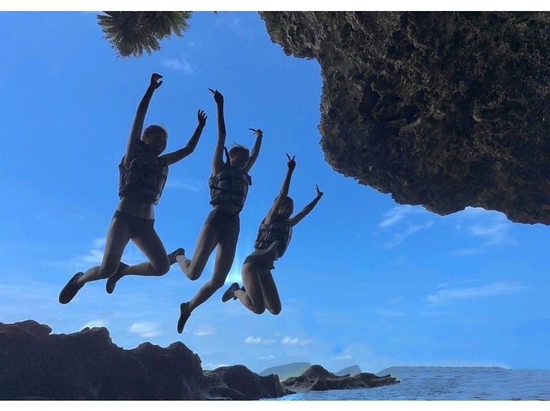 【石垣島】青の洞窟探検&ウミガメシュノーケル★4年連続ウミガメ遭遇率100%『1～5名の少人数制』体験時間1.5時間/写真・機材・送迎無料の紹介画像