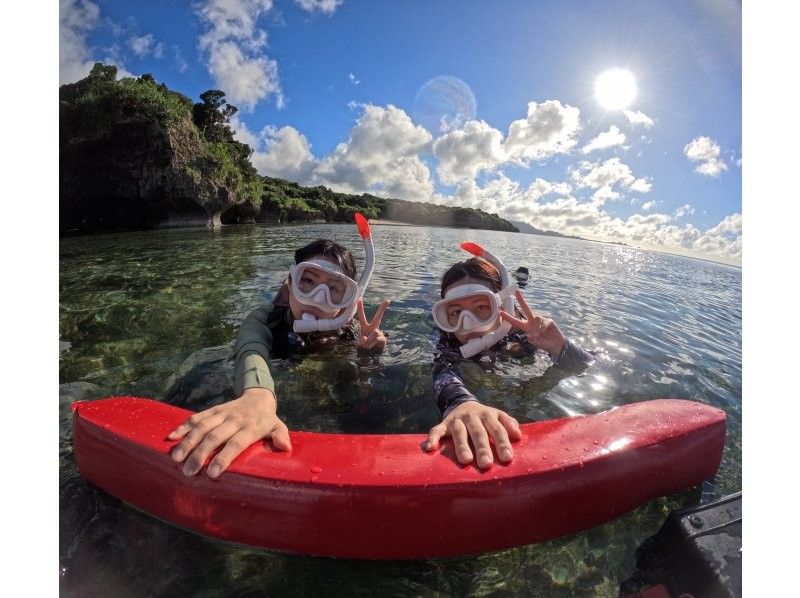 【石垣島】青の洞窟探検&ウミガメシュノーケル★ウミガメ遭遇率99%『少人数制で初心者大歓』体験時間1.5時間/写真・機材・送迎無料の紹介画像