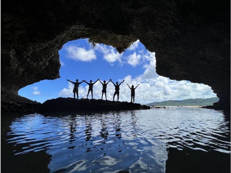 Tomorlの石垣島・青の洞窟シュノーケリングツアーに参加する学生