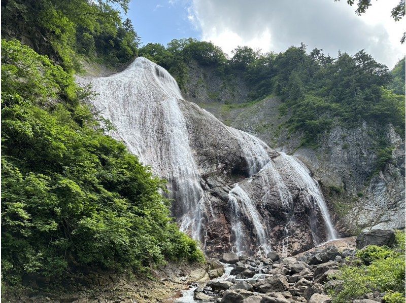 [Yamagata/Yonezawa] Guided climbing tour of Tohoku's largest waterfall "Namegawa Otaki"! Lunch included!の紹介画像