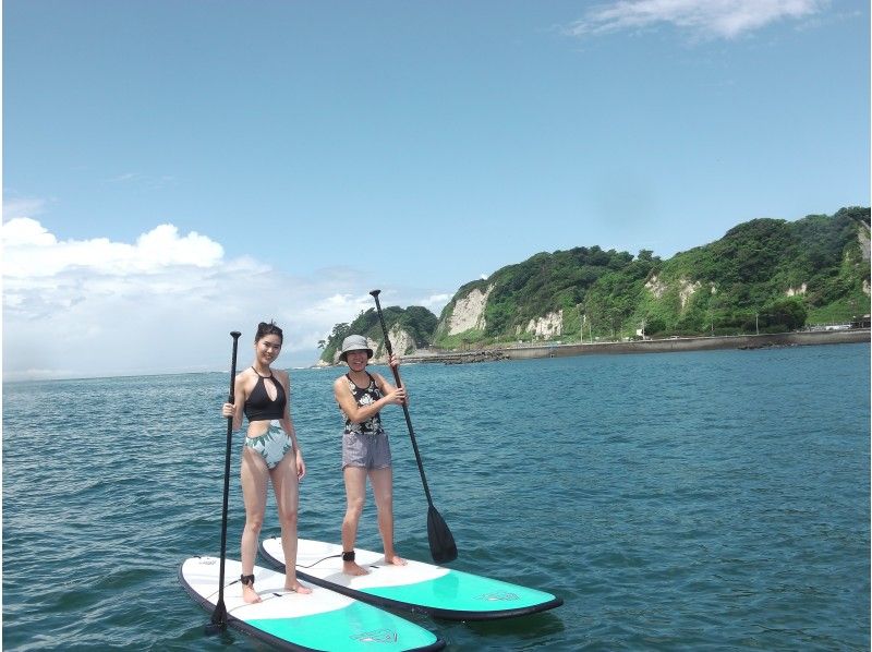 一名女子在神奈川县县镰仓市的镰仓 Hi-surf 享受 SUP 体验