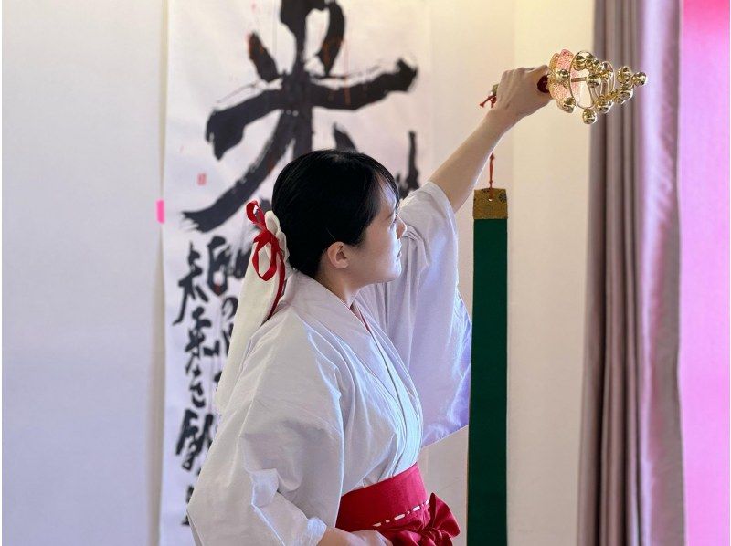 [Tokyo Asakusa] Asakusa tour with a shrine maiden & experience a shrine maiden dance