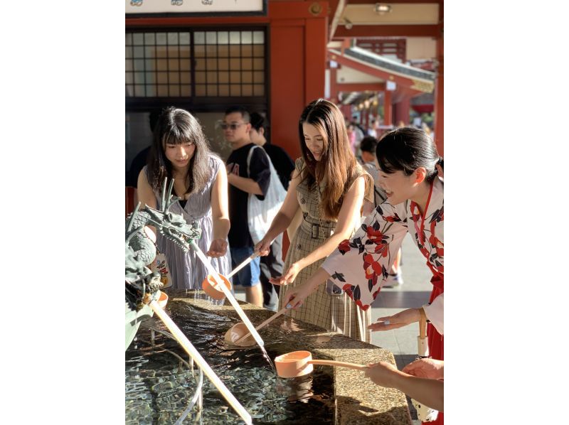 【东京·浅草】与巫女一起游览浅草&巫女舞蹈体验 巫女将向您介绍浅草的魅力，让我们一起跳“美丽”的巫女舞<附有日式甜点和饮料>の紹介画像