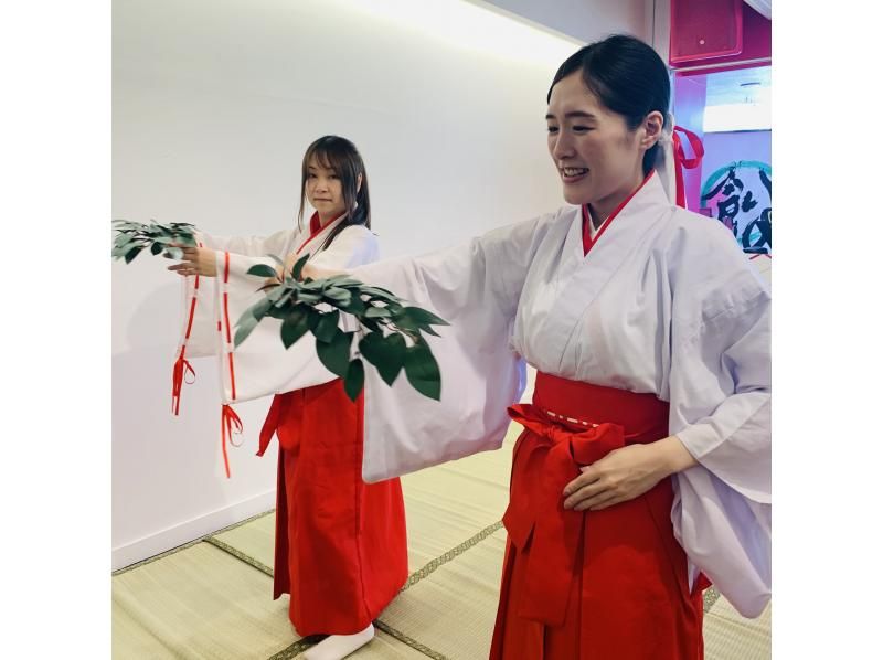 [Tokyo Asakusa] Asakusa tour with a shrine maiden & experience a shrine maiden dance A shrine maiden introduces the charm of Asakusa, let's dance a "beautiful" shrine maiden <with Japanese sweets and drinks>の紹介画像