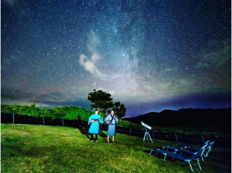 【오키나와 · 이시가키 섬] 석양도 밤하늘도 한 번에 즐길 수있는 "선셋 & 밤하늘 체험 투어"석양 · 밤하늘을 배경으로 기념 촬영 포함! 밤하늘 투어에서는 섬 노조 산선 연주도!の紹介画像