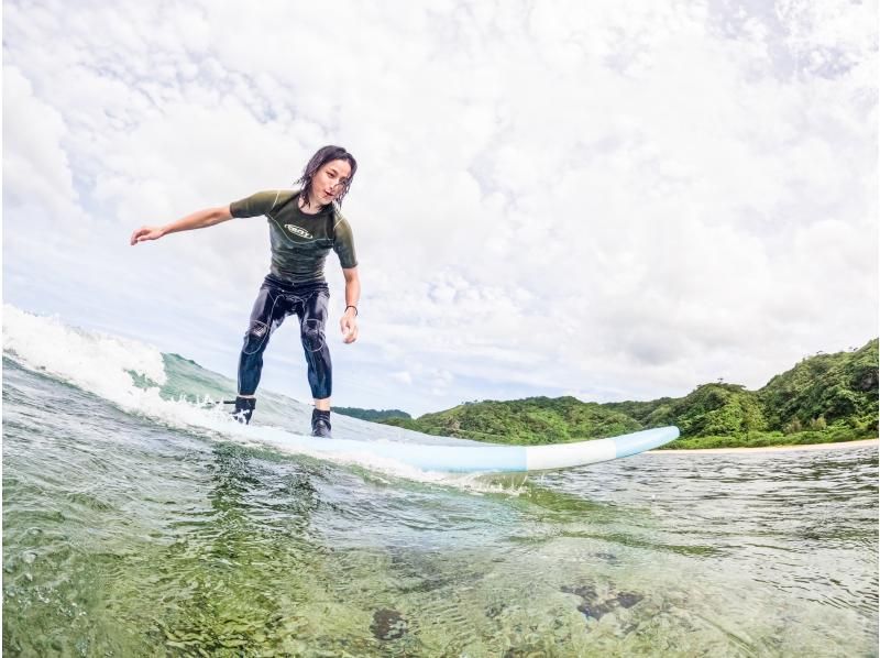 SALE! [Okinawa Main Island] Experience surfing in your free time! 2.5 hour tour ☆ Flights on the day are OK! Beginners and novices are welcome! Empty-handed OK!の紹介画像
