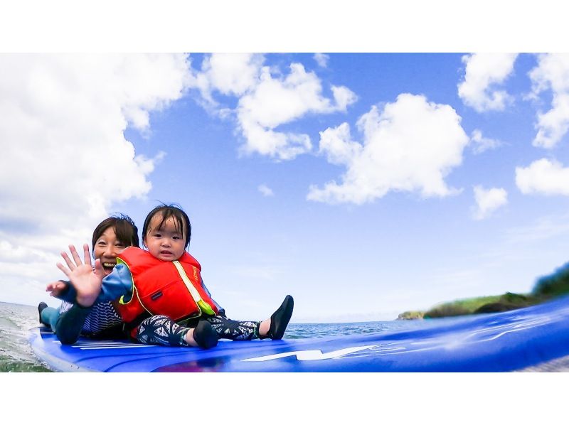 【沖縄・うるま市】ファミリー・親子体験♪ 5歳から参加できる家族波乗りツアー！！安心の保育士同行プラン！！