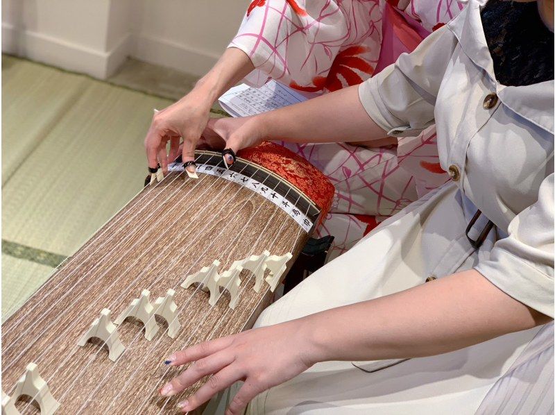 [Tokyo / Asakusa] First time Koto experience ♪ Let's play anime songs and hit songs with Koto ♪ <With Japanese sweets and drinks>の紹介画像