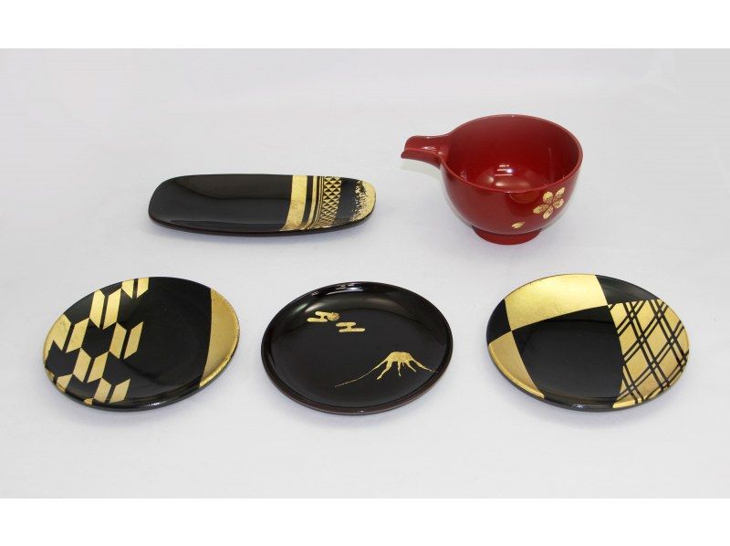 English OK! [Tokyo/Nihonbashi] Experience traditional crafts at a 100-year-old lacquerware specialty store ~Gold leaf pasting experience~の紹介画像