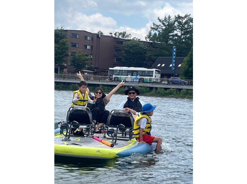 [Empty-handed, pets allowed, lakeside photography included] Ride together on a foot-powered SUP kayakの紹介画像