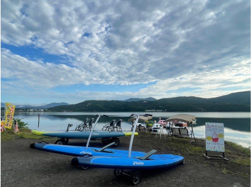 [ไม่จำเป็นต้องสวมชุดว่ายน้ำ มีการถ่ายภาพริมทะเลสาบให้ด้วย] เดินเล่นบนทะเลสาบ Mount Fuji Step SUP (Stand Up Paddle)!の紹介画像