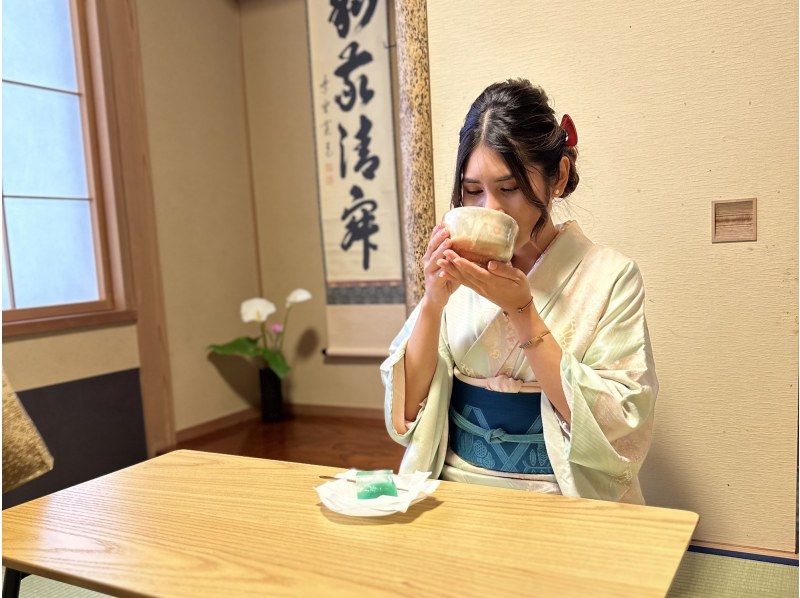 [โตเกียว ชินากาว่า] พิธีชงชาของแท้ การแต่งกายด้วยชุดกิโมโน และการถ่ายภาพの紹介画像