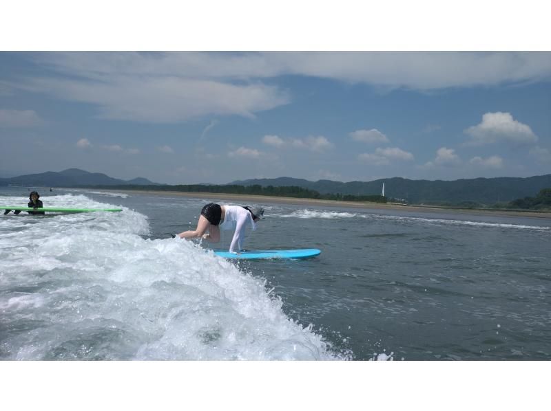 【高知・黒潮町／土佐清水】人も少ない綺麗な海で半日！初心者対象！サーフィンスクール体験！の紹介画像