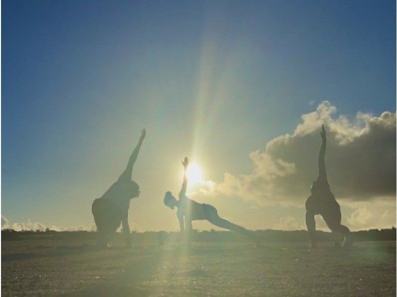 Beginners welcome! Sunrise yoga to refresh your mind and body while bathing in the morning sunshine of Miyakojima.の紹介画像