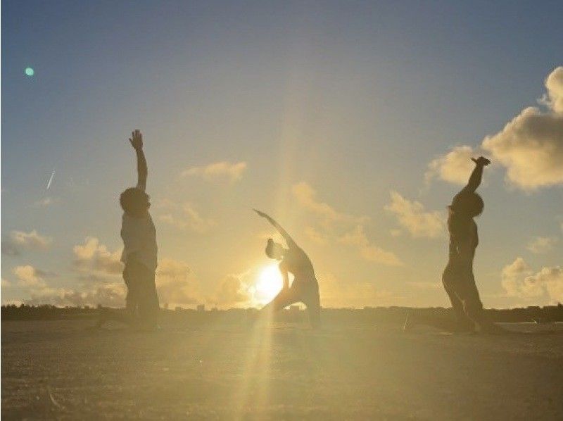 Beginners welcome! Sunrise yoga to refresh your mind and body while bathing in the morning sunshine of Miyakojima.の紹介画像