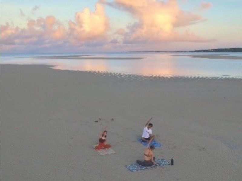 Beginners welcome! Sunrise yoga to refresh your mind and body while bathing in the morning sunshine of Miyakojima.の紹介画像