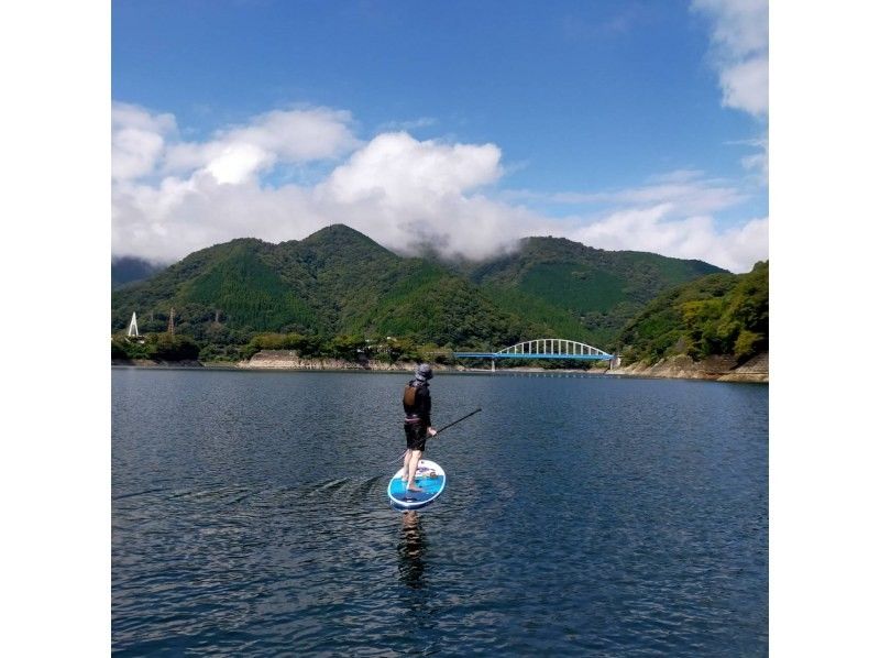 【神奈川・丹沢湖】プライベートツアーで自由にSUP体験！写真も、遊びも自分たちだけの贅沢な時間！初めてでもガイドが付きっきりの安心感！の紹介画像