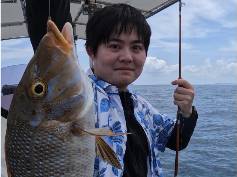 [Fishing experience tour with Uminchu during spring sale] 2 hours gomoku fishing experience on a chartered boat. Beginners and small children welcome. Bring your own! Complete with toilet の紹介画像