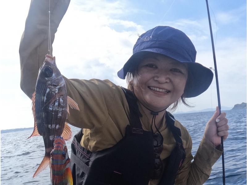 [Fishing experience tour with Uminchu during spring sale] 2 hours gomoku fishing experience on a chartered boat. Beginners and small children welcome. Bring your own! Complete with toilet の紹介画像