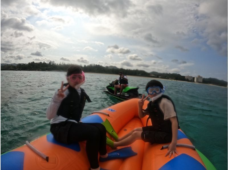 【沖縄・名護・ウィードビーチ】小さなお子様でも安心！透明度抜群の海でバナナボートシュノーケリング体験！