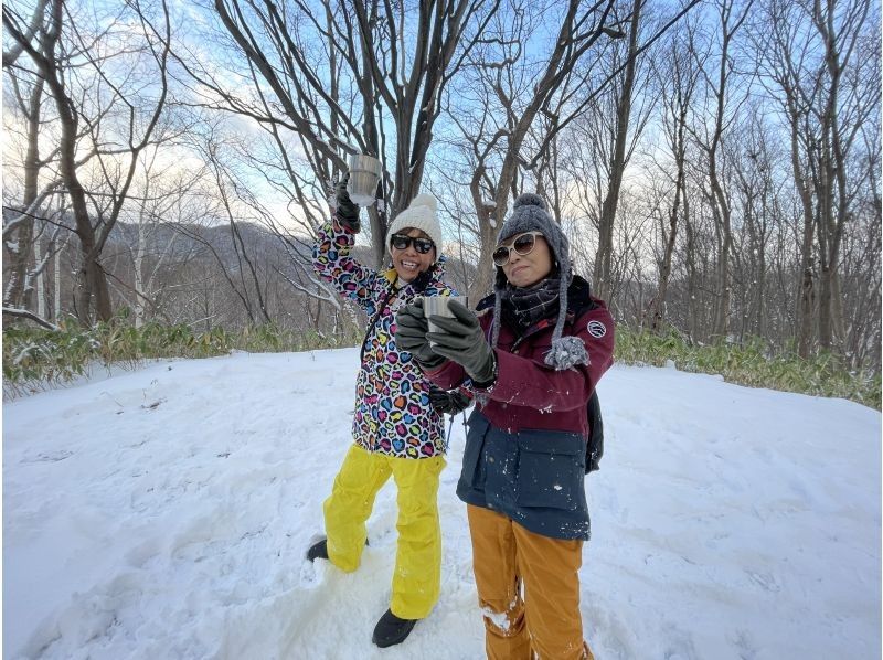 【北海道/札幌雪鞋健行】提供接送服務 - 潛伏著長尾山雀、蝦夷松鼠等雪精靈的粉雪森林，或是俯瞰日本三大夜景的雪山“閃閃發光的珠寶盒”の紹介画像