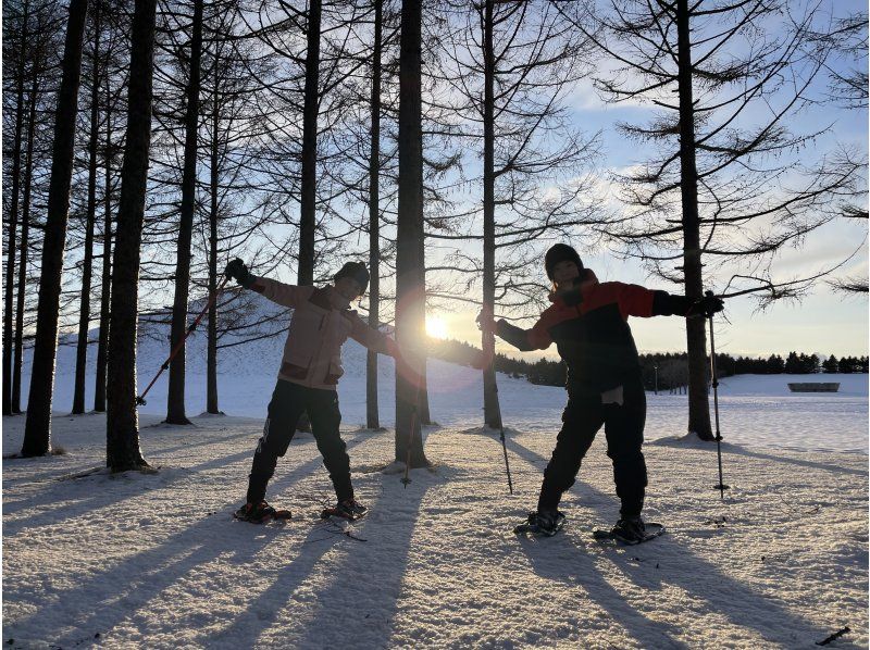 【北海道/札幌雪鞋健行】提供接送服務 - 潛伏著長尾山雀、蝦夷松鼠等雪精靈的粉雪森林，或是俯瞰日本三大夜景的雪山“閃閃發光的珠寶盒”の紹介画像