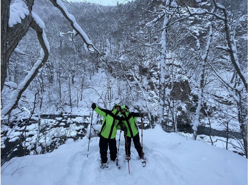 【北海道/札幌雪鞋健行】提供接送服务 - 潜伏着长尾山雀、虾夷松鼠等雪精灵的粉雪森林，或是俯瞰日本三大夜景的雪山“闪闪发光的珠宝盒”の紹介画像