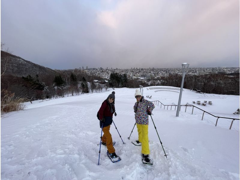 【北海道/札幌雪鞋健行】提供接送服务 - 潜伏着长尾山雀、虾夷松鼠等雪精灵的粉雪森林，或是俯瞰日本三大夜景的雪山“闪闪发光的珠宝盒”の紹介画像