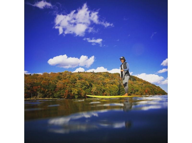 SALE! [Hokkaido, Asahikawa Sounkyo] Autumn foliage SUP cruising at Lake Daisetsu in Kamikawa Sounkyo, the place with the earliest autumn foliage in Japan, and a gift of the latest GoPro 11 photos (about 2 hours)の紹介画像