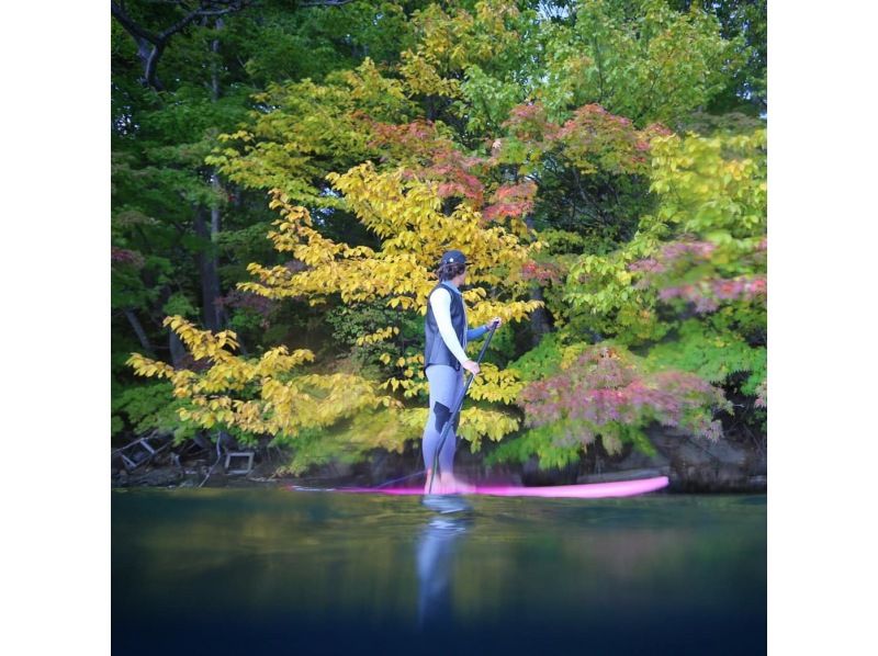 SALE! [Hokkaido, Asahikawa Sounkyo] Autumn foliage SUP cruising at Lake Daisetsu in Kamikawa Sounkyo, the place with the earliest autumn foliage in Japan, and a gift of the latest GoPro 11 photos (about 2 hours)の紹介画像