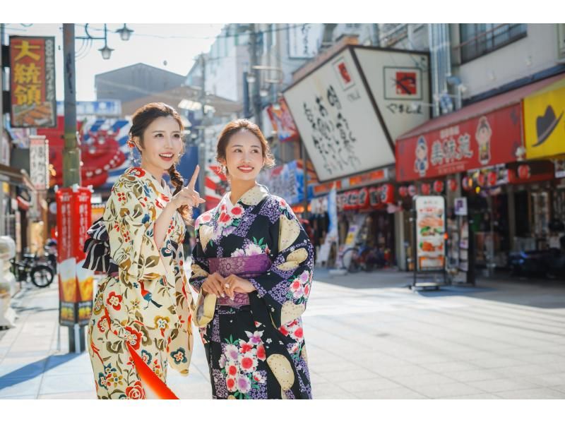 大阪にある着物ぼたんで着物レンタルして観光を楽しむ女性