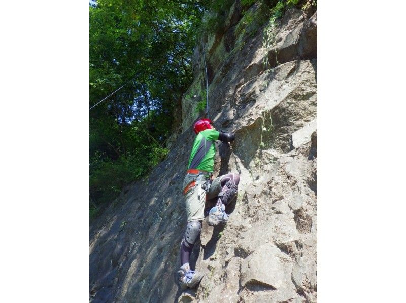 [群马/ Minakami]用自己的力量挑战高耸的岩石半天攀岩游の紹介画像